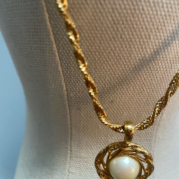 Vintage Monet Gold-Tone Rope Chain w/ Faux Pearl Pendant 1980s Classic - Picture 7 of 7